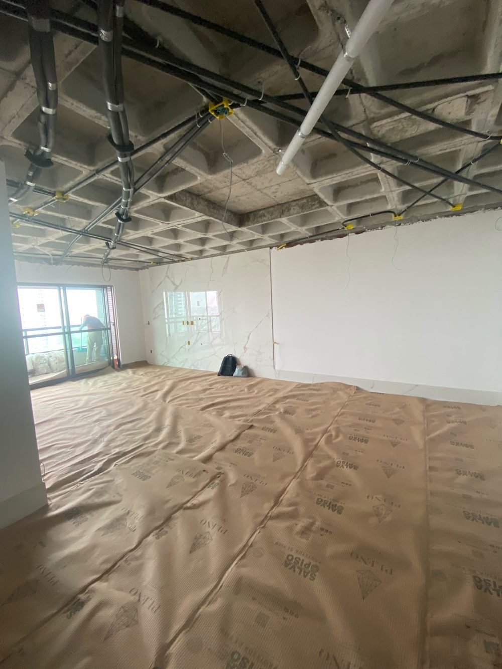 Apartamento antes da reforma, em obra
